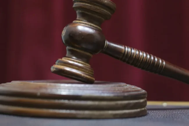 Femeie din Galați, obligată să plătească daune unui salon pentru recenzii negative