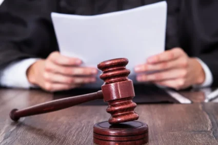 Fost manager la Spitalul Botoșani, condamnat cu suspendare pentru mită și fraudă