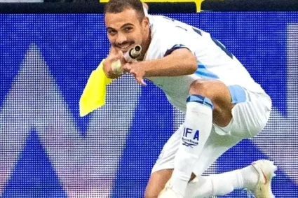 Fotbalist israelian eliminat după ce a simulat un atac armat cu steagul de corner