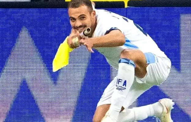 Fotbalist israelian eliminat după ce a simulat un atac armat cu steagul de corner