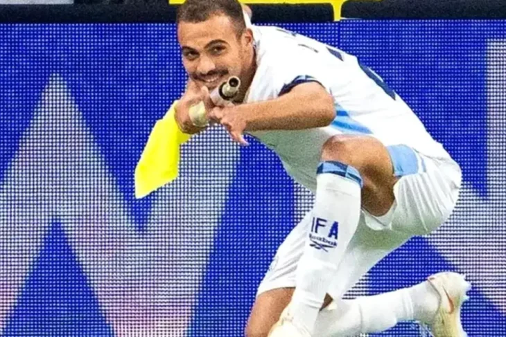 Fotbalist israelian eliminat după ce a simulat un atac armat cu steagul de corner
