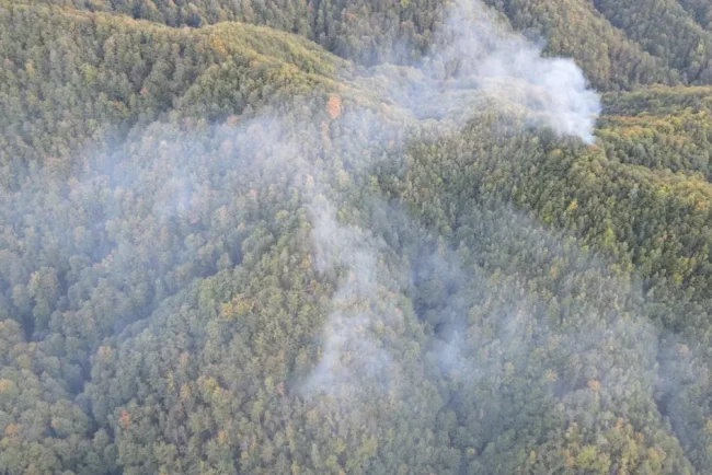 Incendiu de pădure la Băile Olănești stins cu ajutorul aeronavelor