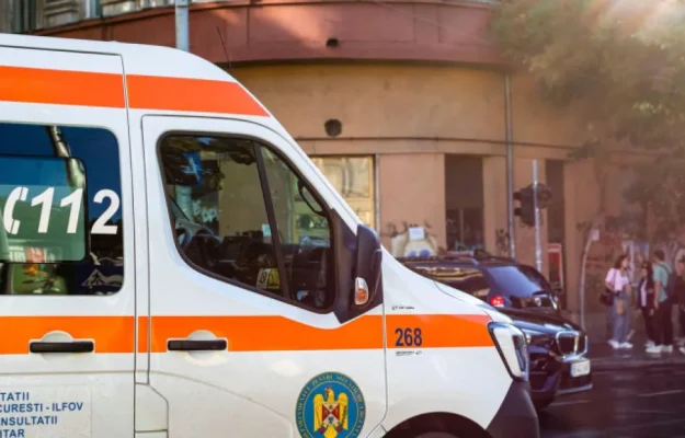 Opt persoane care au atacat o ambulanță în august au fost...