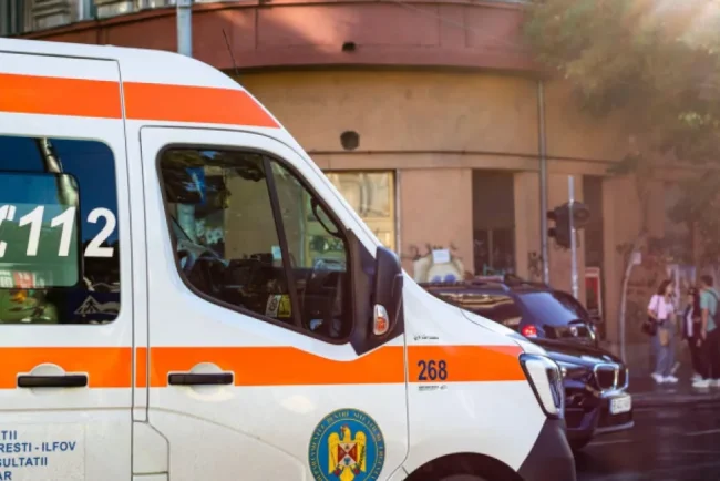 Opt persoane care au atacat o ambulanță în august au fost...