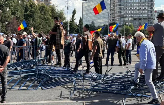 Proteste după arestarea lui Călin Georgescu. 300 de persoane scandează în Capitală