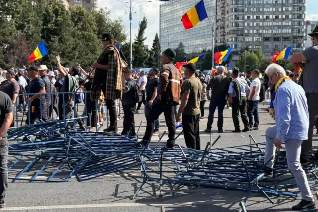 Proteste după arestarea lui Călin Georgescu. 300 de persoane scandează în Capitală