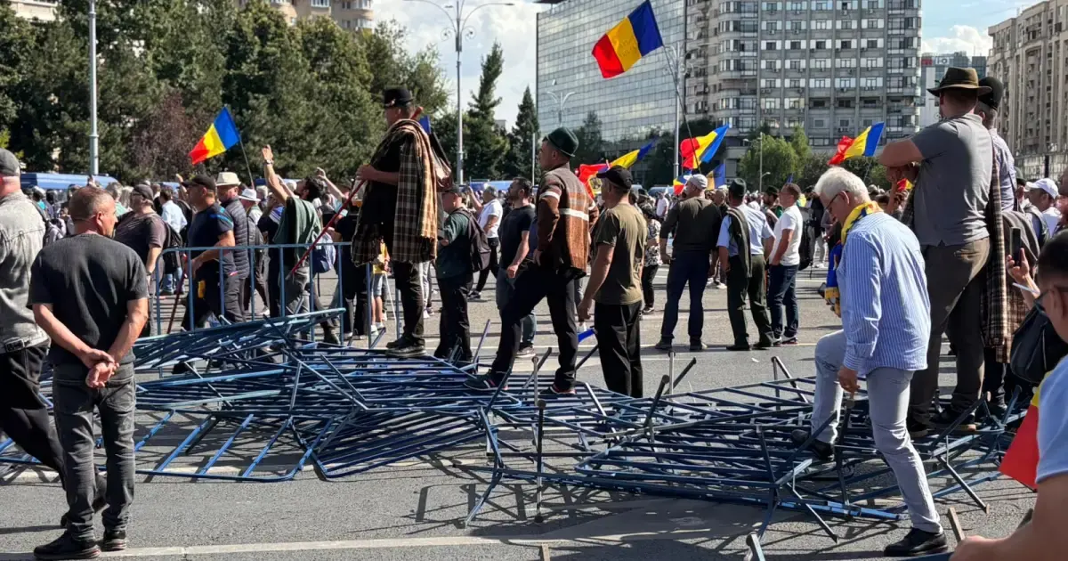 Proteste după arestarea lui Călin Georgescu. 300 de persoane scandează în Capitală