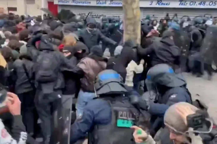 Protestele elevilor din Franța se intensifică. Poliția intervine cu gaze lacrimogene