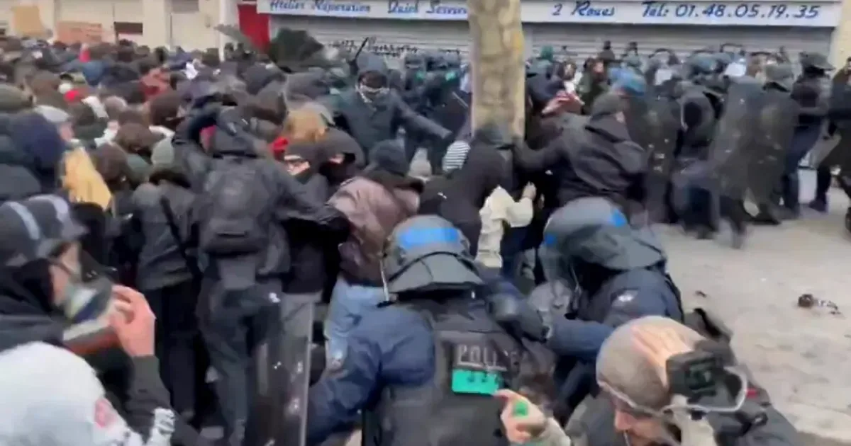 Protestele elevilor din Franța se intensifică. Poliția intervine cu gaze lacrimogene