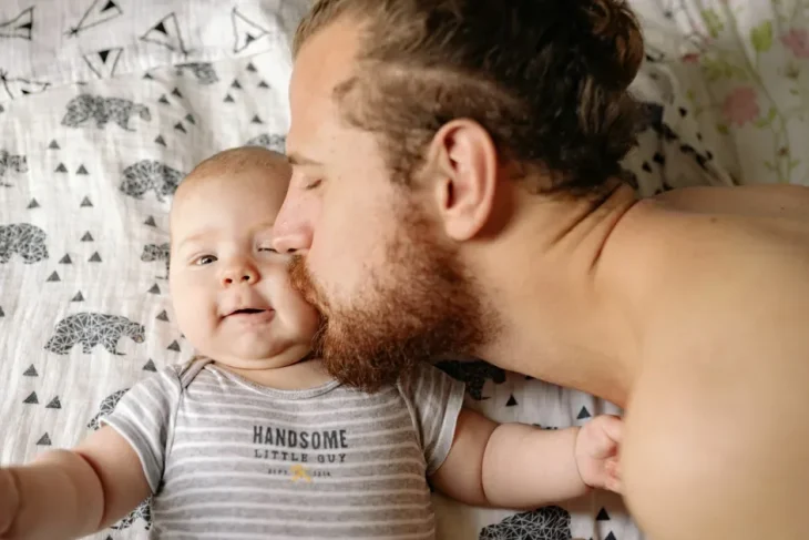 Aproape un din cinci bărbați români afectat de depresie postpartum, peste media europeană