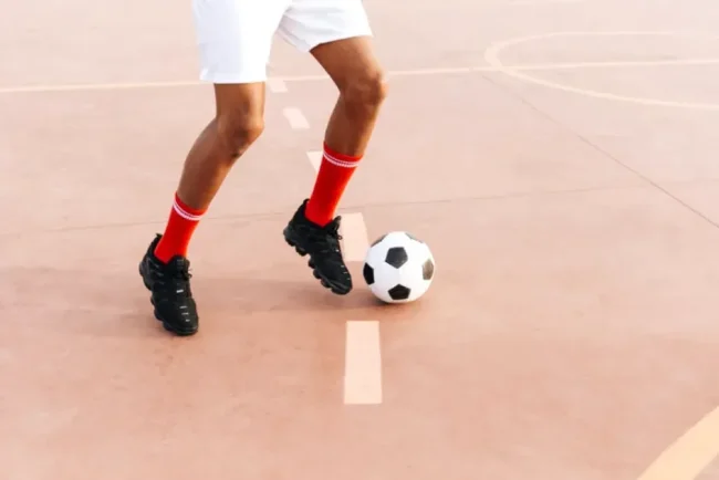 Dat afară din cauza unui meci de fotbal. Compania îi datorează salariile pe 12 luni