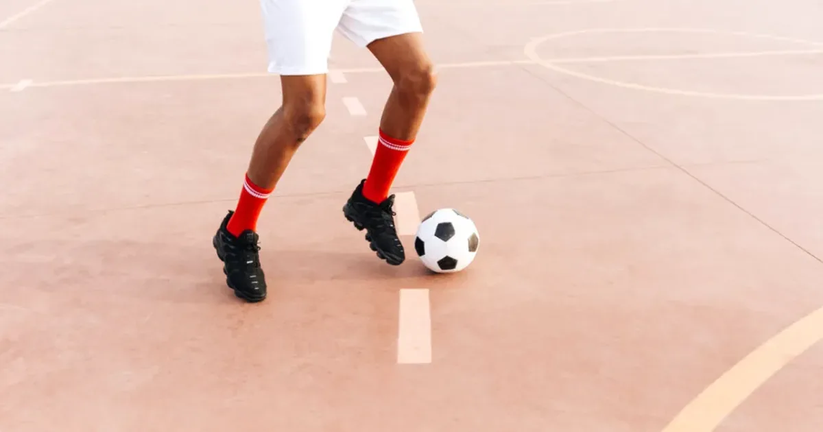 Dat afară din cauza unui meci de fotbal. Compania îi datorează salariile pe 12 luni