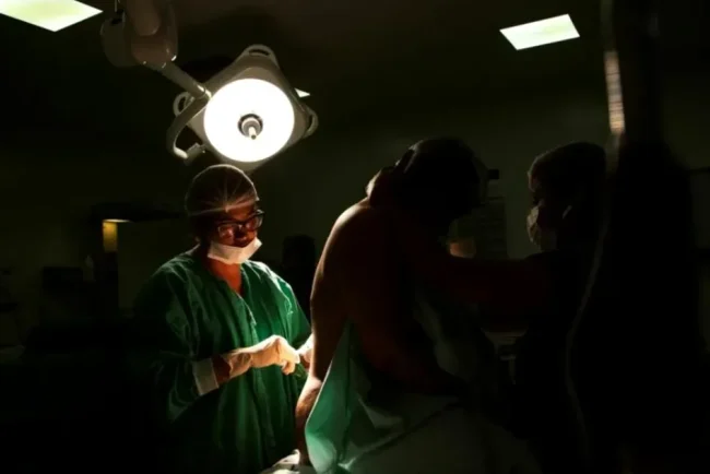 Femeie rămasă fără ambele picioare după ce medicii i-au amputat piciorul greșit