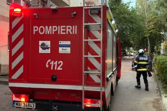 Incendiu pe acoperișul unui bloc din Suceava: intervin cinci autospeciale