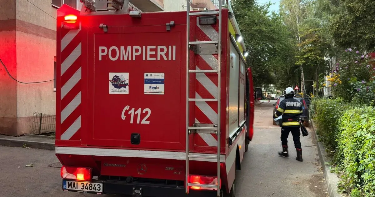 Incendiu pe acoperișul unui bloc din Suceava: intervin cinci autospeciale
