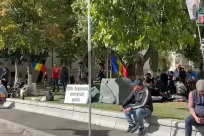 Protest slab pentru Călin Georgescu. Sub 50 de oameni la Arestul Central