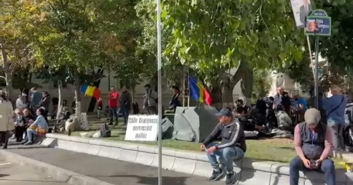 Protest slab pentru Călin Georgescu. Sub 50 de oameni la Arestul Central