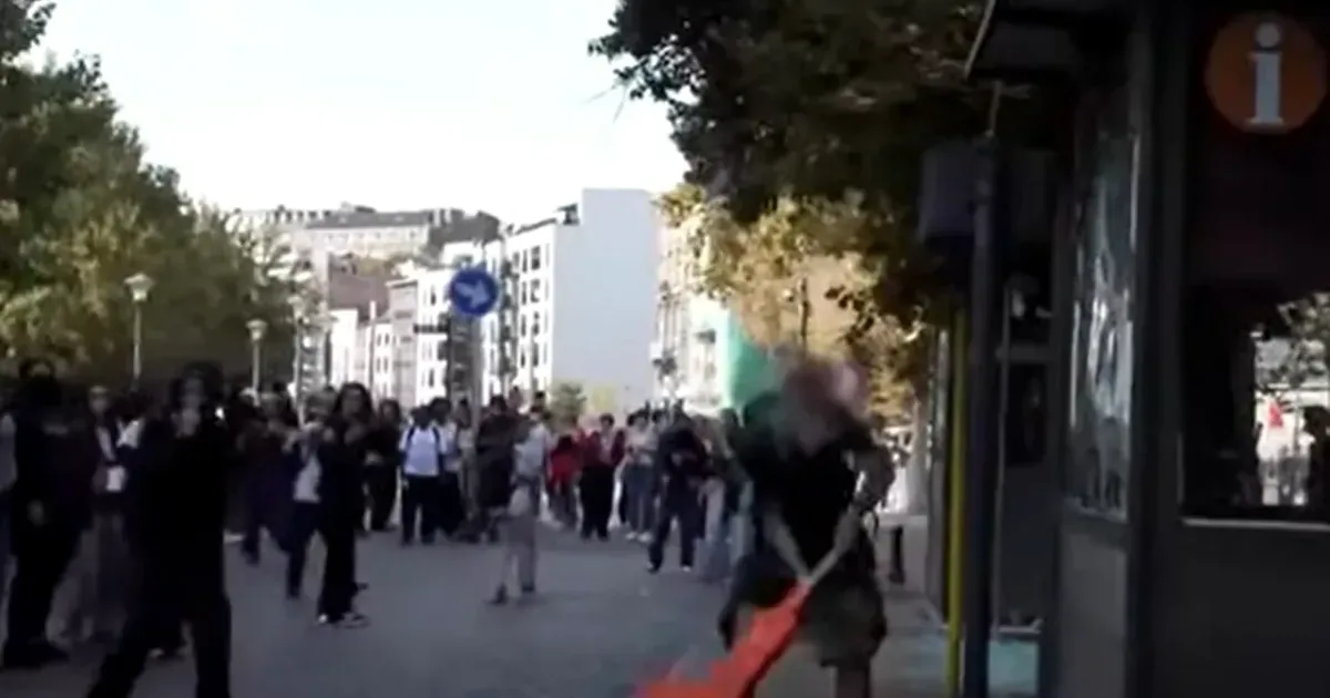 Proteste puternice la Bruxelles: gaze lacrimogene și 140 de zboruri anulate