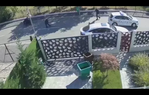 Un bărbat amenință polițiștii cu cuțitul, în Capitală. Oamenii legii au scos armele