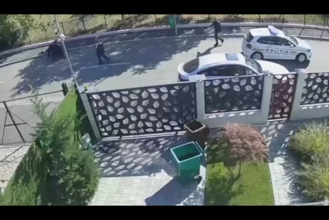 Un bărbat amenință polițiștii cu cuțitul, în Capitală. Oamenii legii au scos armele