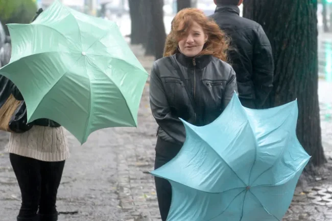 Vreme înnorată și ploioasă în București până luni, cu temperaturi sub normalul perioadei